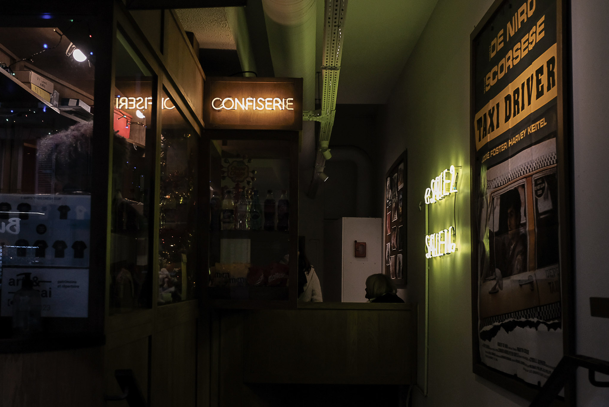 L'attesa che aprano la sala