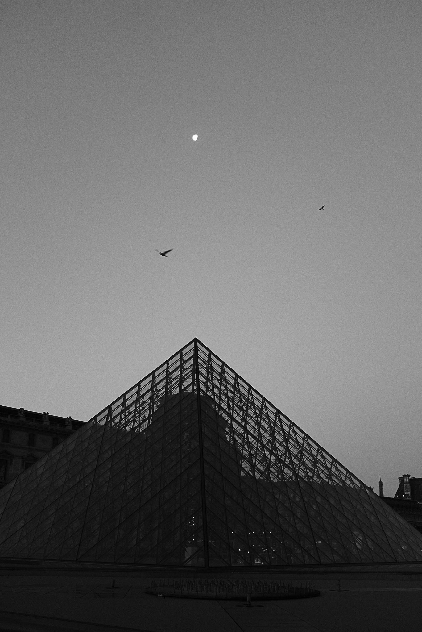 Mattina presto, il Louvre