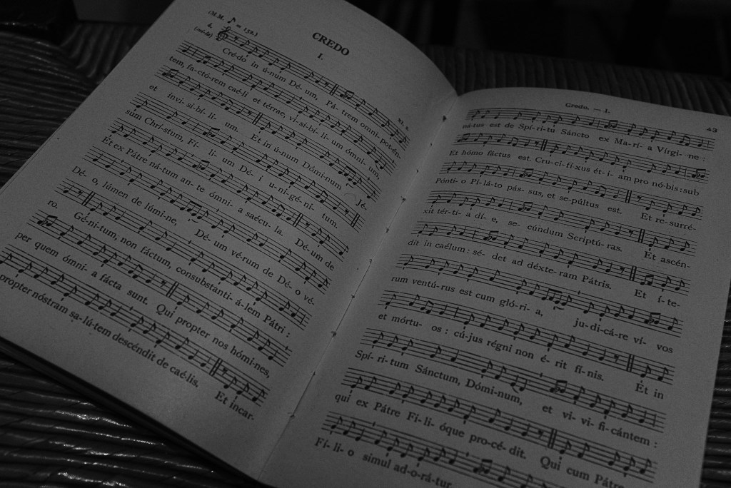 Il libro dei canti in latino nella Chiesa di Saint-Sulpice